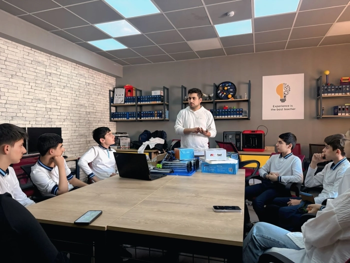  A Methodological Support Training Was Organized at Khirdalan No. 3 STEAM Center by STEAM Azerbaijan Experts