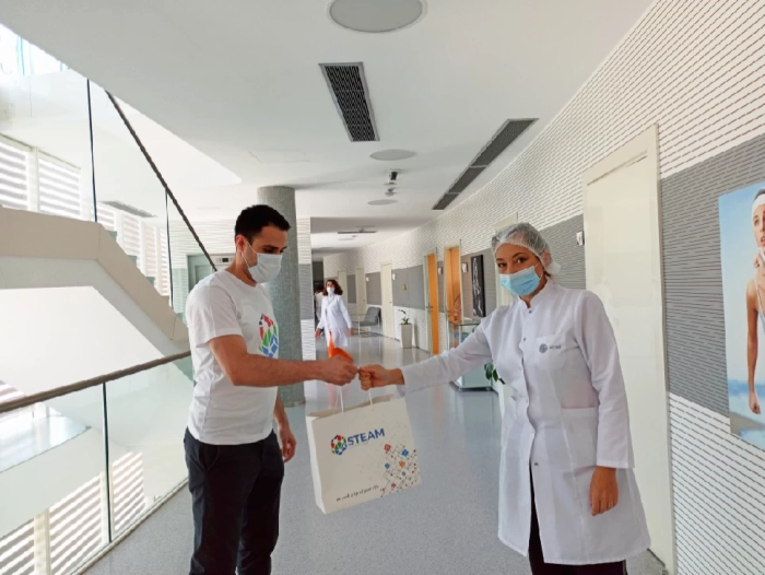  STEAM Azərbaycan layihəsi tərəfindən istehsal olunan üz sipərləri tibb işçilərinə çatdırıldı.